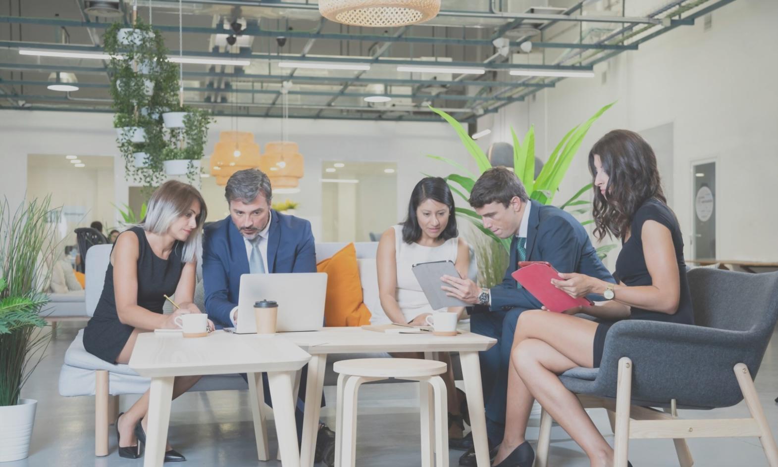 Espace de travail montrant des analyses financières en cours d'élaboration