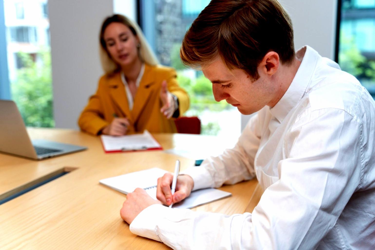 Session de formation avec analyse de modèles financiers