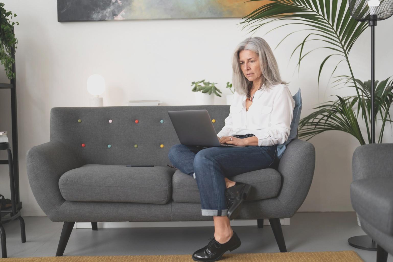 Équipe travaillant sur modèles financiers